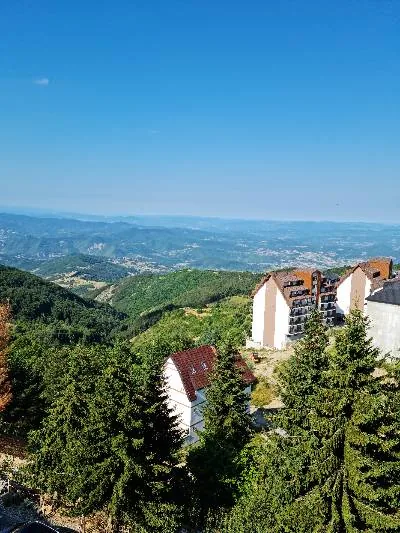 Pogled sa balkona apartmana na planinu i okolne vrhove